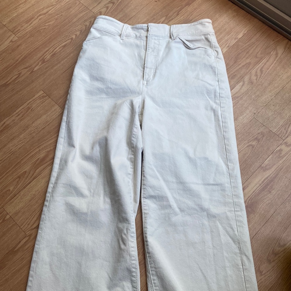 Brand new Ann Taylor cream trouser. Never worn.